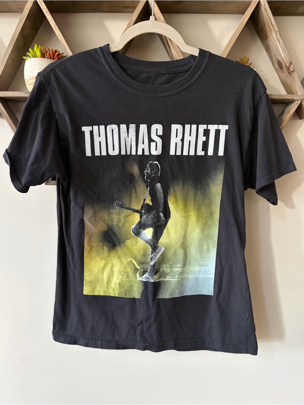 Thomas Rhett official graphic short sleeve t-shirt. Women’s size small.